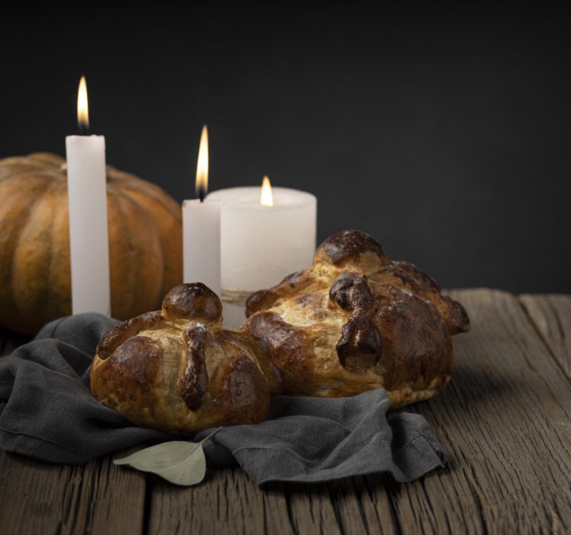 traditional-pan-de-muerto-arrangement
